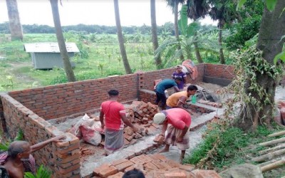 লক্ষ্মীপুরে সরকারি বেড়িবাঁধের জমি দখল করে অবৈধ স্থাপনা নির্মাণ