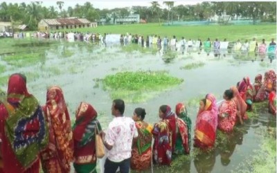 কোমরপানিতে নেমে অন্যরকম প্রতিবাদ