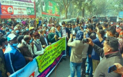 ঝিনাইদহে ইটভাটার পরিবেশ ছাড়পত্র প্রদান ও সচল রাখার দাবিতে মানববন্ধন