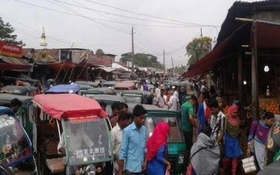 কমলনগরের ফজুমিয়ারহাট চৌরাস্তা মোড়ে তীব্র যানজট