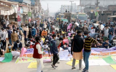  চোখে কালো কাপড় বেঁধে সড়কে শিক্ষার্থীরা ফুলবাড়ীতে এসএসসি পরীক্ষার্থীদের বিক্ষোভ