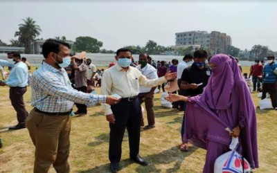 ঝিনাইদহে হতদরিদ্র পরিবারের মাঝে চাল ও নগদ  টাকা বিতরণ